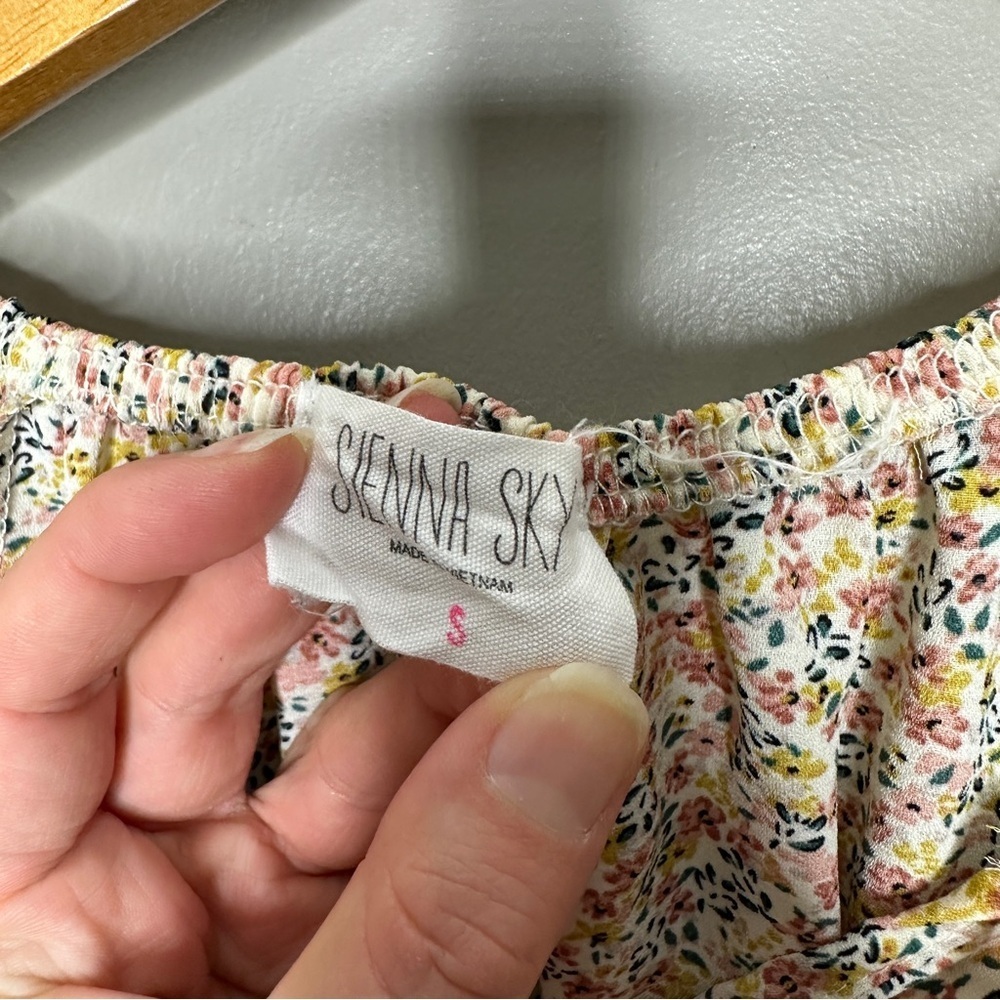 Sienna Sky floral cropped blouse - Picture 3 of 5